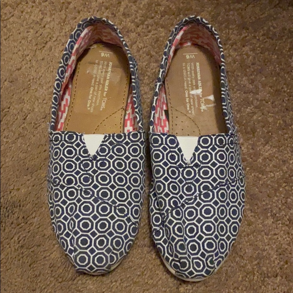Toms White/ Navy blue circles. Size 6W